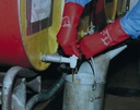 Rød bredspektret kemikaliehandske i Chloropren, godt greb om glatte emner, Camapren® 722