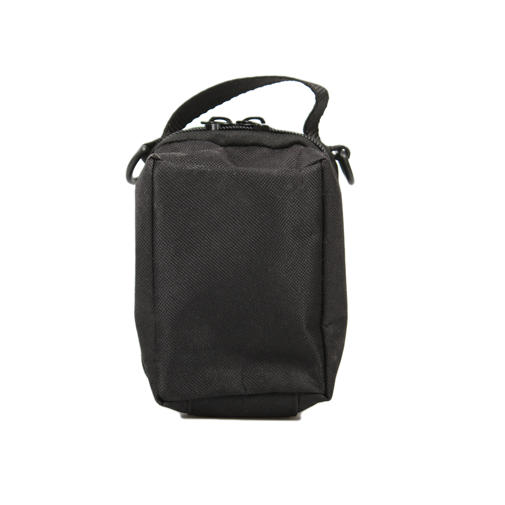 Sort bæltetaske som kan side i bælte måler kun 12 x 9 x 8 cm