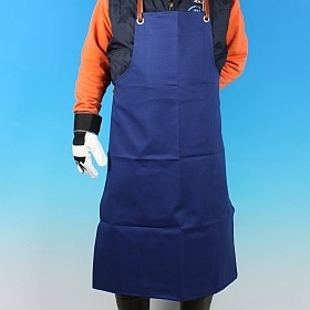 Kraftigt forklæde i blåt lærred, b:65 × l:100 cm incl 4 sejlringe samt indvendig lomme