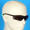 Kurvet sikkerhedsbrille, 2 farvede stænger, kan bæres med egen brille. optisk klasse 1 vægt 24 gram RESTSALG SÅ LÆNGE LAGER HAVES